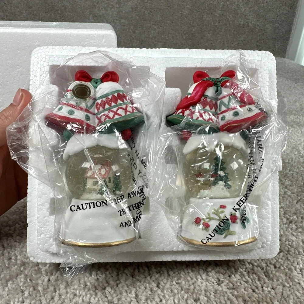 Pfaltzgraff Winterberry Snow Globe Salt & Pepper Shaker Set With Box Bells Holly